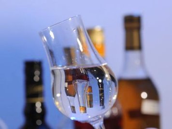  Insgesamt betrinken sich mehr als einer von fünf Männern und jede zehnte Frau in Deutschland mindestens jeden Monat einmal.