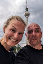 Blitz-Tour durch Berlin während kurzer Freizeit: Physio Annika Löffler und Reporter Thomas Reibetanz. Foto: