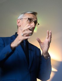 Innenminister Armin Schuster sieht in der Reform des EU-Asylrechts klare Vorteile für Betroffene. 