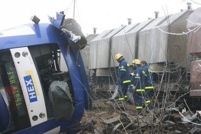 Unter den zehn Toten seien "überwiegend" Männer, sagte Albrecht. Der Einsatzleitstelle in Haldensleben zufolge sind 125 Kräfte von Feuerwehr, Rettungsdiensten und Technischem Hilfswerk an der Unglückstelle im Einsatz. Außerdem sind rund 40 Polizisten vor Ort.