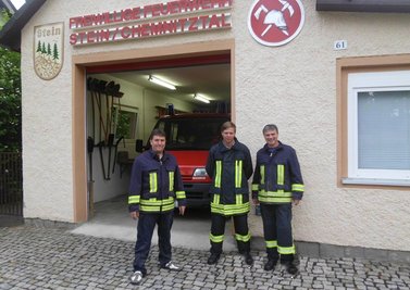 Wehrleiter Ingo Knorr mit den Kameraden Silvio Bohne und Kevin Stein (von links) vor dem Feuerwehrhaus in Stein. Ein Anbau wird dort bald mehr Platz bieten.
