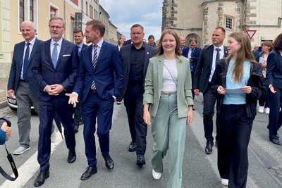 Auf Unesco-Tour in Marienberg: Tschechiens Premierminister Petr Fiala (2.v.l.) mit Sachsens Ministerpräsidenten Michael Kretschmer (3.v.l.) und den Stadtführerinnen Natalie Köhler (l.) und Johanne Hofmann.