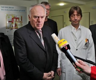Sachsen-Anhalts Ministerpräsident Wolfgang Böhmer (CDU) äußerte bei einem Besuch am Unfallort die Vermutung, dass das Überfahren eines Haltesignals die Kollision verursacht haben könnte. Böhmer zeigte sich betroffen von dem Anblick der zerstörten Zugwaggons: "Das geht einem schon unter die Haut."