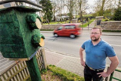 Eine Kettensägekünstlerin hat auf dem Gartengrundstück von Steffen Raab an der Bundesstraße 171 in der Ortslage Zöblitz eine Blitzerattrappe verwirklicht.