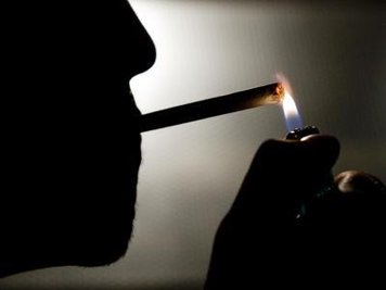  Im Gegensatz zu alkoholischen Getränken ist die Zigarette zwischendurch in vielen Betrieben akzeptiert.
