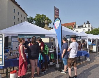 Vor Schloss Freudenstein gab es am Abend viele kleine Zelte als Freiuft-Labore.