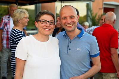 Das Siegerlächeln aus Meerane: Jörg Schmeißer freut sich mit seiner Ehefrau Judith über den Wahlsieg. 