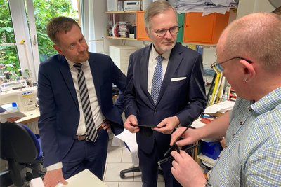Michael Kretschmer und Petr Fiala mit Maßschneidermeister Markus Seiler.