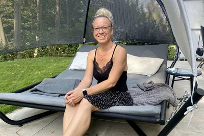 Als ihre kranke Schwester bei ihr einzog, kaufte Yvonne ihr ein Outdoor-Bett. „Das war ihr Lieblingsplatz“, sagt sie.