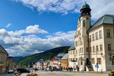 In Jáchymov soll in einem Welterbezentrum neben dem Rathaus an die Münztradition von Sankt Joachimsthal erinnert werden.
