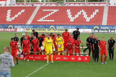 Beim Fototermin für das neue FSV-Mannschaftsfoto am Dienstag im "Schwanennest".
