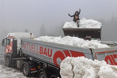 Model Nina überzeugte sich in Oberwiesenthal schon mal von der Qualität des Schnees.