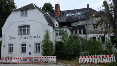 Einst Schmuckstück - jetzt Schandfleck: das "Hotel Auerbach". Der unausweichliche Abbruch wird die Gemeinde knapp 108.000 Euro kosten. Unter anderem will sie dafür die ihr zustehende Pauschale zur Stärkung des ländlichen Raumes in Höhe von 70.000 Euro verwenden. 
