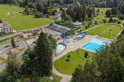 Das Waldbad Brunn in seiner jetzigen Form. Nach neuesten Plänen soll die Halle abgerissen und an ihrer Stelle eine Liegewiese angelegt werden. Baby-, Nichtschwimmer- und Schwimmerbecken sollen neu angelegt, das Sprungbecken saniert werden. Außerdem ist die Neugestaltung des Eingangsbereiches geplant.