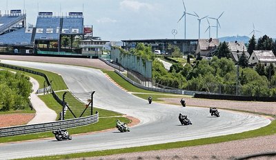 Motorradfahrer beim freien Training auf dem Ring.