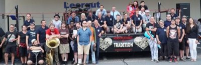 Die Macher und Protagonisten des Sommerfestes des Vereins Menschlichkeit als Tradition.