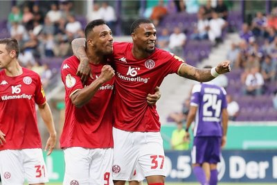 Delano Burgzorg (Nummer 37)) bejubelt das 2:0 für Mainz.