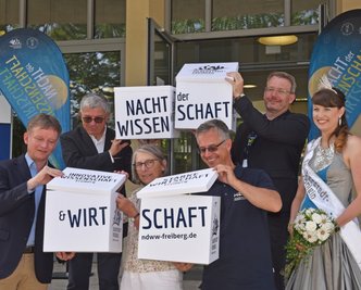 Staatssekretärin Andrea Franke (3. von links), Dr. Gunter Erfurt (vorn links), Chef der Meyer Burger Technology AG, Rektor der TU Bergakademie Professor Klaus-Dieter Barbknecht (2. von links), Oberbürgermeister Sven Krüger(2. von rechts), Professor Dr. Jens Gutzmer (3. von rechts) Direktor Helmholtz-Institut Freiberg für Ressourcentechnologie und die Silberstadtkönigin Julia (rechts) setzten den Logo-Würfel zusammen. 