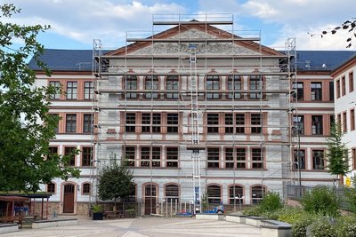 Am Mittelbau der Pestalozzi-Grundschule in Mittweida steht ein Baugerüst. Woran wird dort gearbeitet?