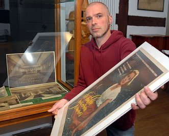 
              <p class="artikelinhalt">Sein Sohn Matthias vor einer der Vitrinen der Sonderausstellung im Heimatmuseum über Frankenberger Kinogeschichte. </p>
            