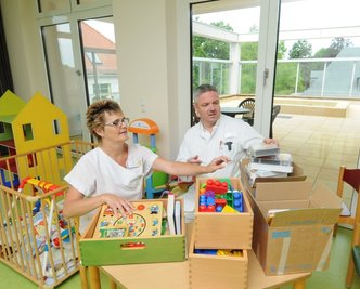 Schwester Andrea Winter und Oberarzt Eric Rohland räumten bereits Spielsachen ein.