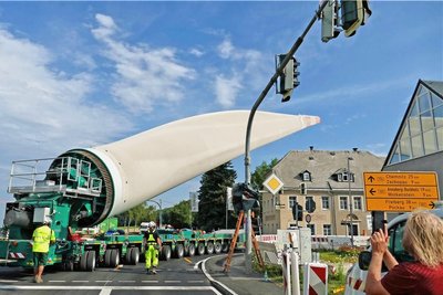 Beim Transport des Rotorblattes ging es stellenweise eng zu.
