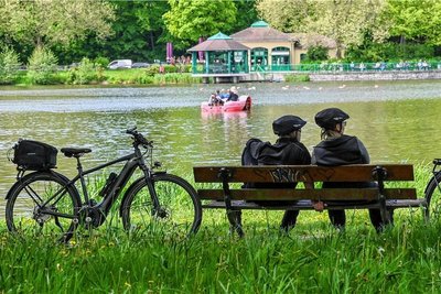 Spaziergänger, Jogger, Radfahrer, nunmehr auch E-Bikes und E-Roller sind auf den Parkwegen unterwegs.