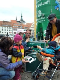
              <p class="artikelinhalt">Die Batterie-Recycling-Tour 2008 macht derzeit Stopp am Rathausgiebel. Am Montag kamen Susann Brendel mit Tochter Luisa, Katharina Baselt, Michael Masnik und Andreas Vogl mit Sohn Paul (v. l.)</p>
            