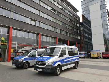 Polizeifahrzeuge vor dem Moritzhof in Chemnitz.