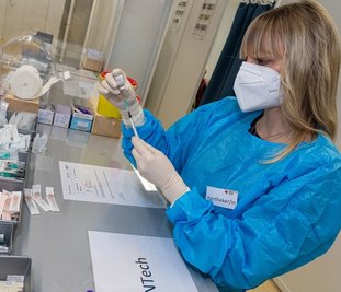 Mitarbeiter wie Anja Wickert haben im Impfzentrum Eich den Erfolg im Vogtland gegen das Virus möglich gemacht.