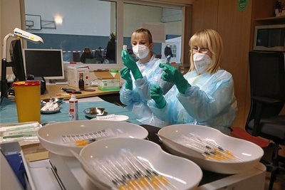 Jana Rudolf (links) und Ilka Schälzky von der Krankenhausapotheke bereiten die Spritzen vor.