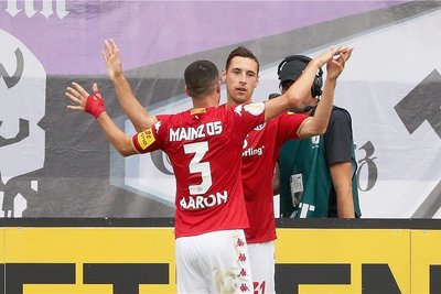 Jubel über das 1:0: Torschütze Dominik Kohr (hinten) feiert mit Aaron.