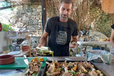 Giannis Bouleros kocht aus Leidenschaft. Er schwört auf Olivenöl – aber es muss von Kreta sein. Seine Kochkünste demonstriert er in seiner Kochschule in Litsarda im Hinterland von Chania.