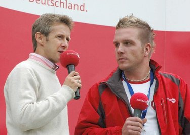 Jens Weißflog, hier im Gespräch mit Radio-Reporter Christoph Herrmann, liegt das Damen-Skispringen in Pöhla am Herzen. 