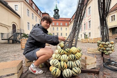 Student Sebastian Fuss aus Stuttgart gehört zu den Helfern, die die Kürbisfiguren aufbauen. Dazu verwenden sie jede Menge Kabelbinder.