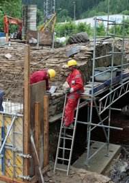 Derzeit sind die Bauarbeiter an Brücke in Hirschleithe damit beschäftigt, das Mauerwerk herzustellen.
