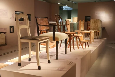 Auch Stühle gibt es viele in der Ausstellung zu sehen, vorn jener, den Walter Ulbricht einst selbst gebaut haben soll.