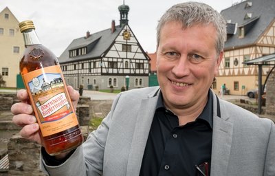 Im Auftrag des Olbernhauer Unternehmers Guido Kolberg wird der Olbernhauer Kupfertropfen hergestellt. 