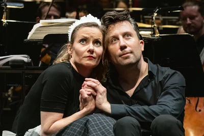 Herz und Seele des „Vogelhändlers“: Teresa Weißbach als Irmi Polter mit Generalmusikdirektor Benjamin Reiners.