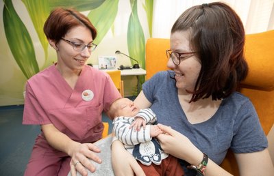 Henry ist das erste Kind, das im neuen Hebammen-Kreißsaal im Erzgebirgsklinikum zur Welt kam. Die zuständige Hebamme war seine Tante. Im Bild: Hebamme Stefanie Mauersberger, Carola Liebig und Henry. 