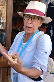 Sevastiana Souki hat sich vor vielen Jahren in Chania verliebt. Heute führt die drahtige Dame durch die Altstadt.