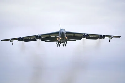B-52-Bomer stürzt in Kalifornien ab. (Symbolbild)