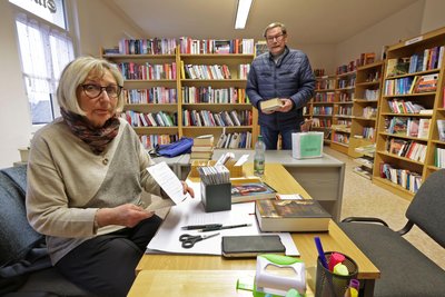 Martina Zwickies kümmert sich um die Bücherei in der „Alten Schule“. Gerrit Geißler ist ein Stammleser.