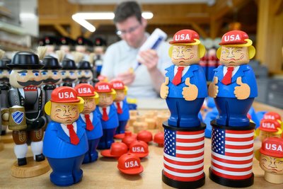 Als US-Präsident polarisierend, als Holzfigur mittlerweile im Handel: Donald Trump.