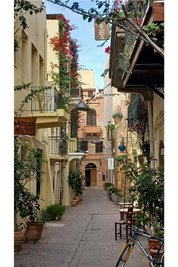 Wer Kreta besucht, sollte sich Chania mit seinen malerischen Gassen nicht entgehen lassen. Die Stadt hat viele Herrscher kommen und gehen sehen, aber ihren Charme bewahrt.