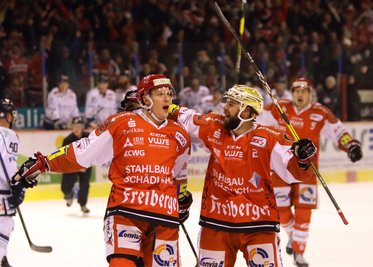 Rob Flick (links) macht das 2:1 und jubelt mit Goldhelm Carl Hudson.