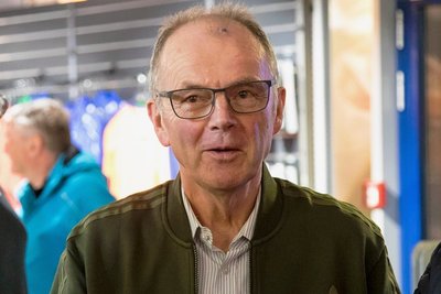 Joachim Müller, 2020, bei einem seiner wenigen öffentlichen Auftritte zur Neueröffnung des Sportgeschäftes seines Sohnes. Foto: Volker Beyer/Archiv