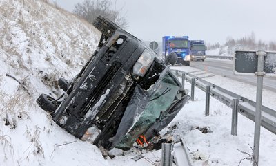 Auf der A4 zwischen Glauchau Ost und Hohenstein-Ernstthal ist am Mittwoch gegen 10 Uhr ein Kleinbus im Straßengraben gelandet. Der Fahrer blieb unverletzt.