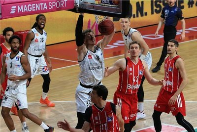 Niklas Wimberg netzt ein. Mit 16 Punkten war er gemeinsam mit Marcus Thornton (Nummer 15) bester Werfer der Niners beim Spiel in München. Bis wenige Sekunden vor Schluss hatten es die Chemitzer beim haushohen Favoriten selbst in der Hand, für eine riesige Sensation zu sorgen. Am Ende verloren sie aber mit 76:77.