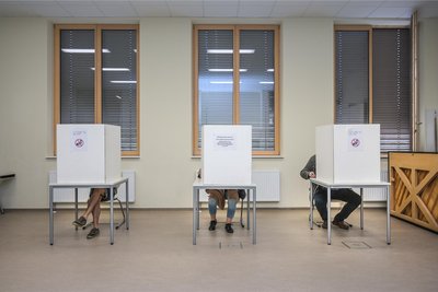 In Schulen und anderen Wahllokalen werden wieder die Wähler zur Abstimmung gebeten.